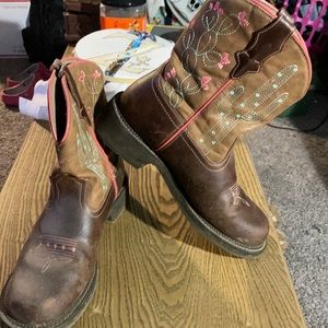 Ariat round toe boots, size 9.5